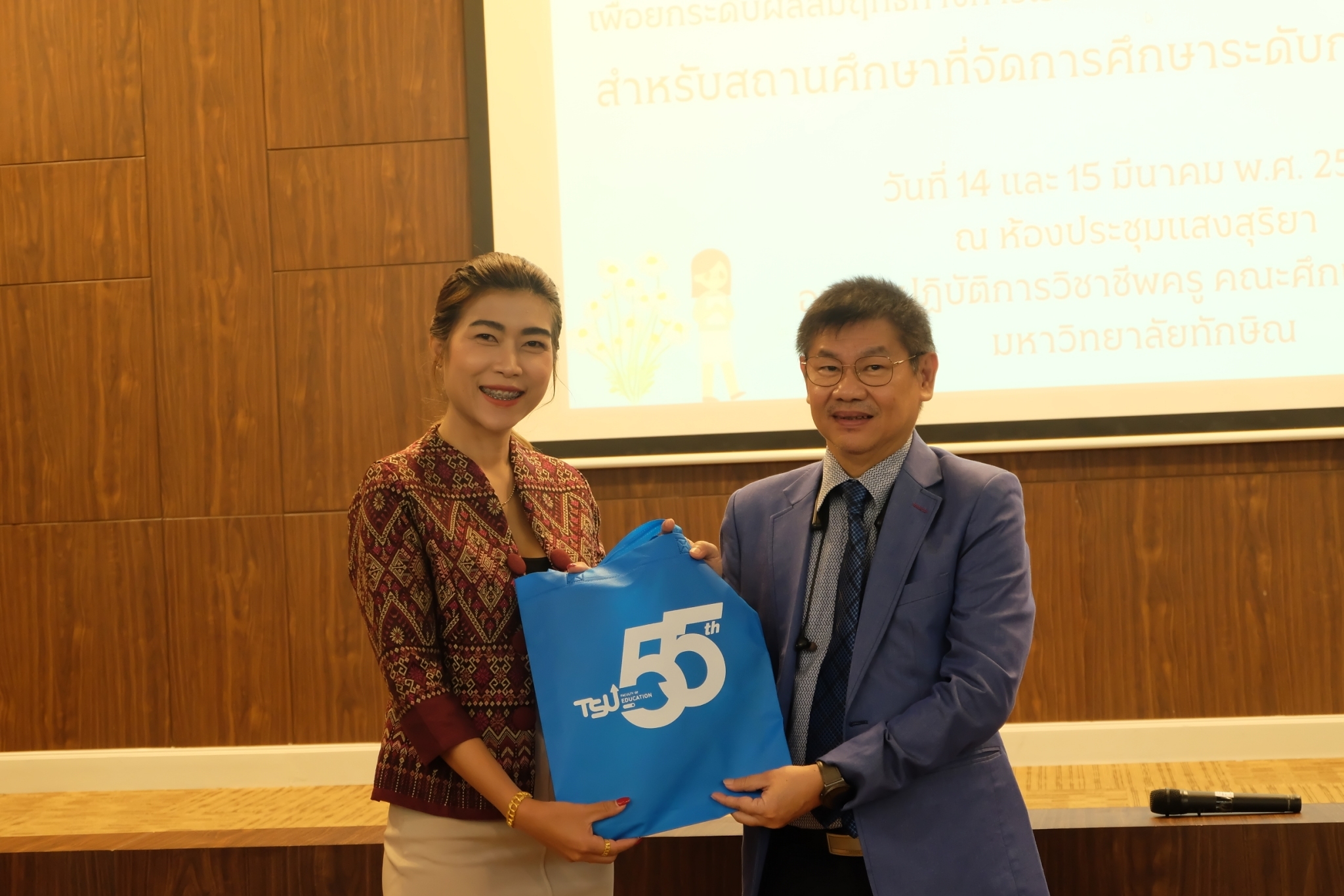 โครงการการพัฒนาหลักสูตรสถานศึกษาเข้มแข็ง  เพื่อยกระดับผลสัมฤทธิ์ของผู้เรียน