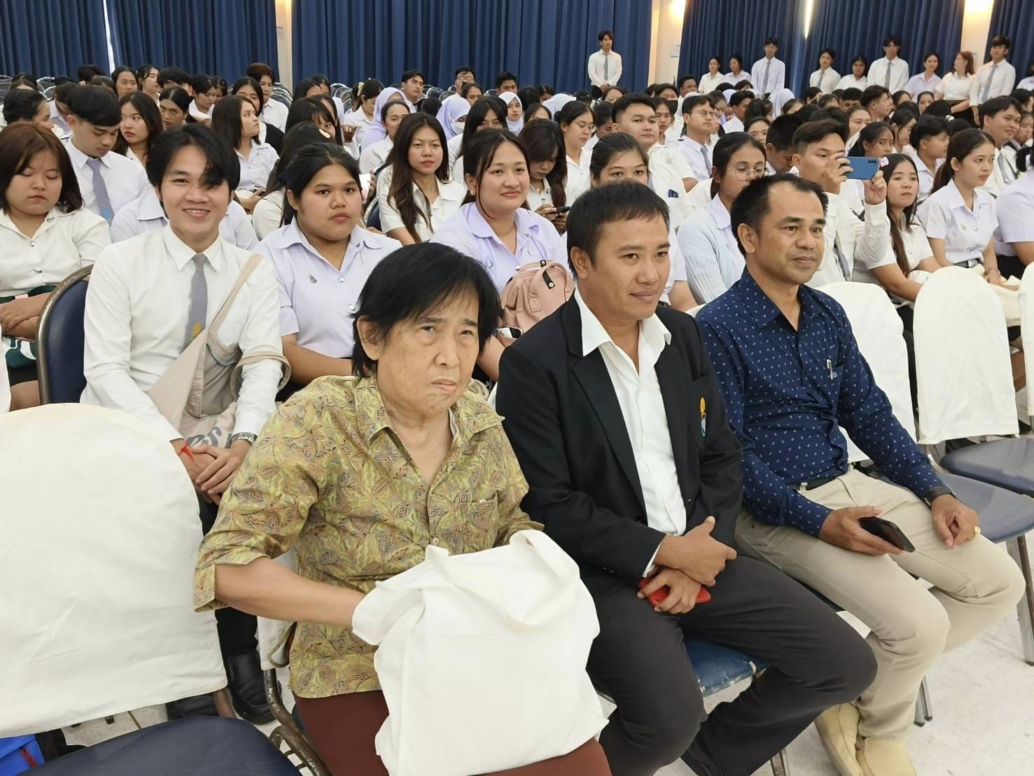 "อิ่มเอิบรัก สลักใจ ส่งกล้วยไม้ช่อใหญ่ สู่ใจบัณฑิต"