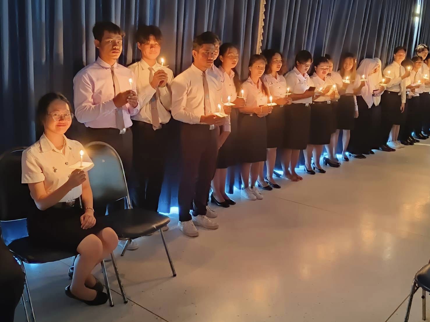 "อิ่มเอิบรัก สลักใจ ส่งกล้วยไม้ช่อใหญ่ สู่ใจบัณฑิต"