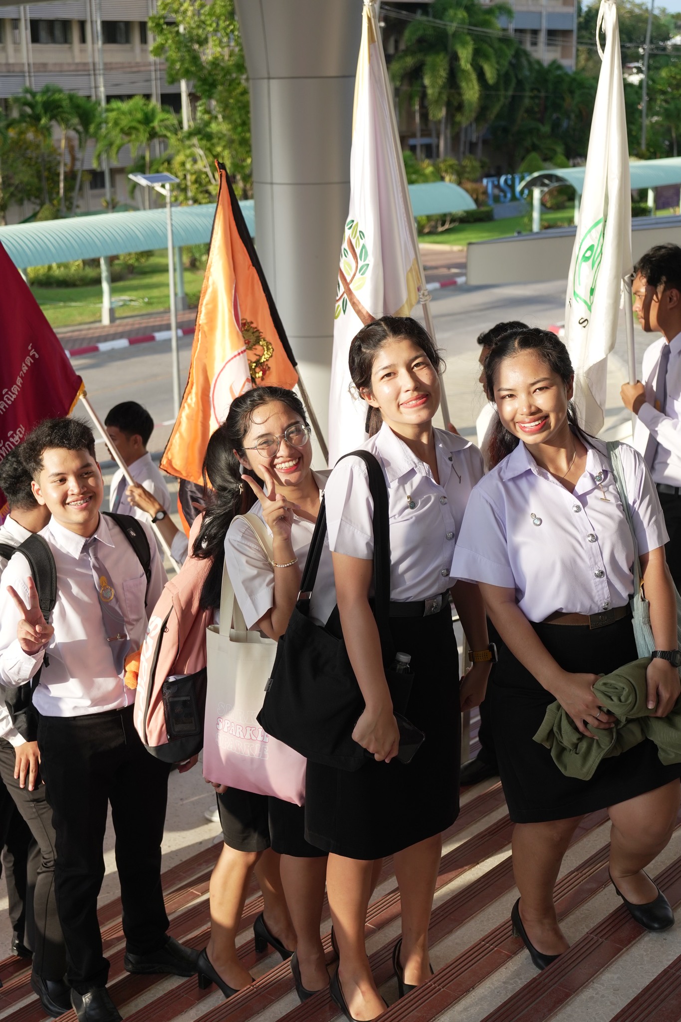 "อิ่มเอิบรัก สลักใจ ส่งกล้วยไม้ช่อใหญ่ สู่ใจบัณฑิต"