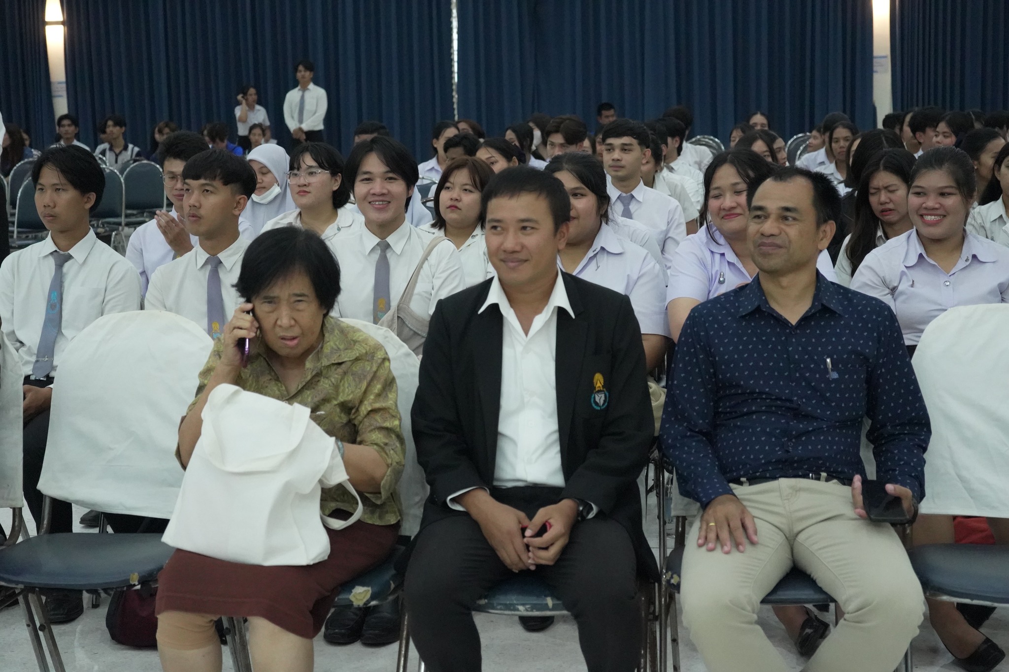 "อิ่มเอิบรัก สลักใจ ส่งกล้วยไม้ช่อใหญ่ สู่ใจบัณฑิต"