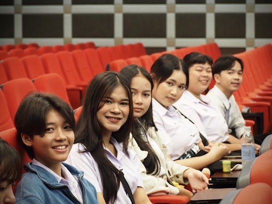 โครงการ  “จุดประกายสร้างแรงบันดาลใจ : สายใยศิลป์จากพี่สู่น้อง”