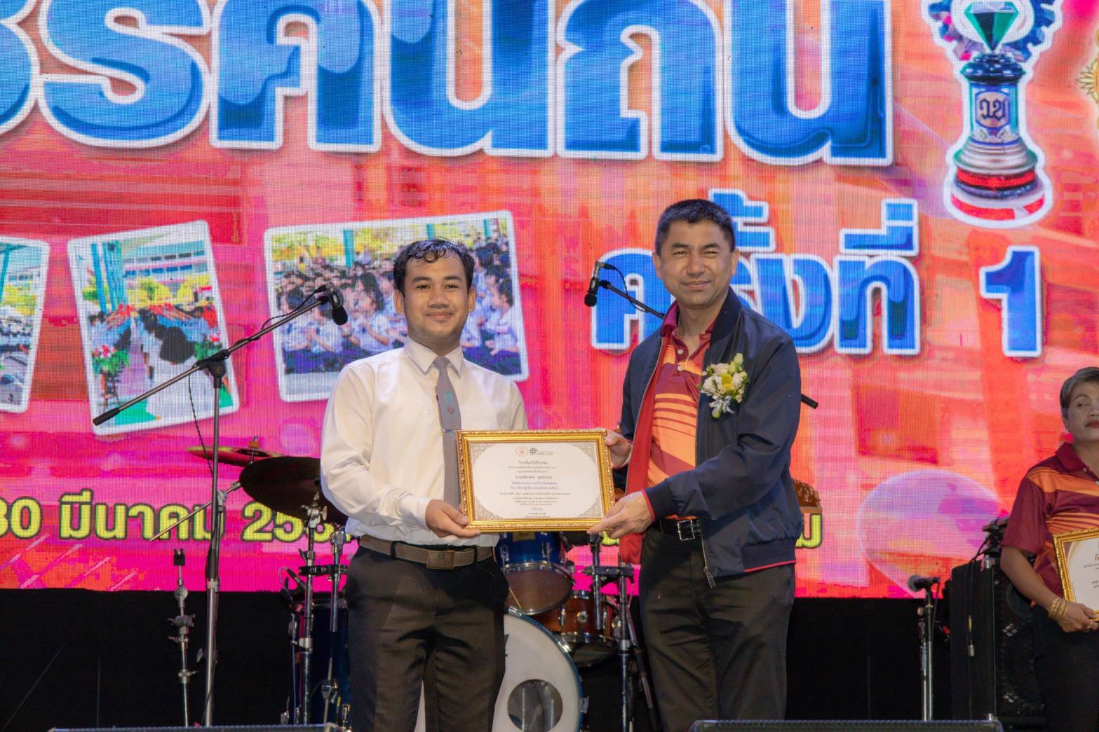 ขอแสดงความยินดีกับนายพัชรพล พุลถนอม ได้รับรางวัลนิสิตฝึกประสบการณ์สอนดีเด่น