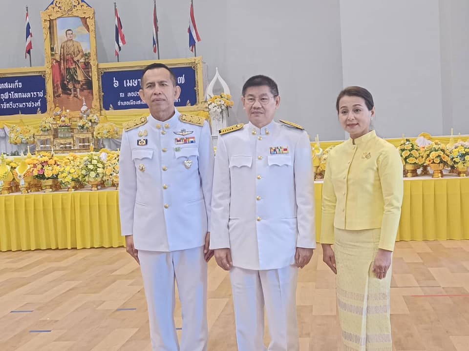ผู้บริหาร​คณะศึกษา​ศาสตร์​  เป็นตัวแทนมหา​วิทยา​ทักษิณ​ ร่วม​พิธี ถวายพานพุ่มดอกไม้เครื่องราชสักการะ วันพระบาทสมเด็จพระพุทธยอดฟ้าจุฬาโลกมหาราช