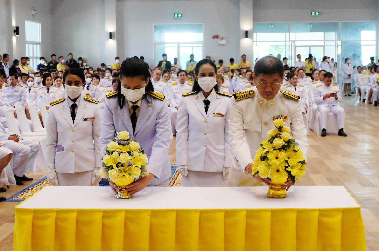 ผู้บริหาร​คณะศึกษา​ศาสตร์​  เป็นตัวแทนมหา​วิทยา​ทักษิณ​ ร่วม​พิธี ถวายพานพุ่มดอกไม้เครื่องราชสักการะ วันพระบาทสมเด็จพระพุทธยอดฟ้าจุฬาโลกมหาราช
