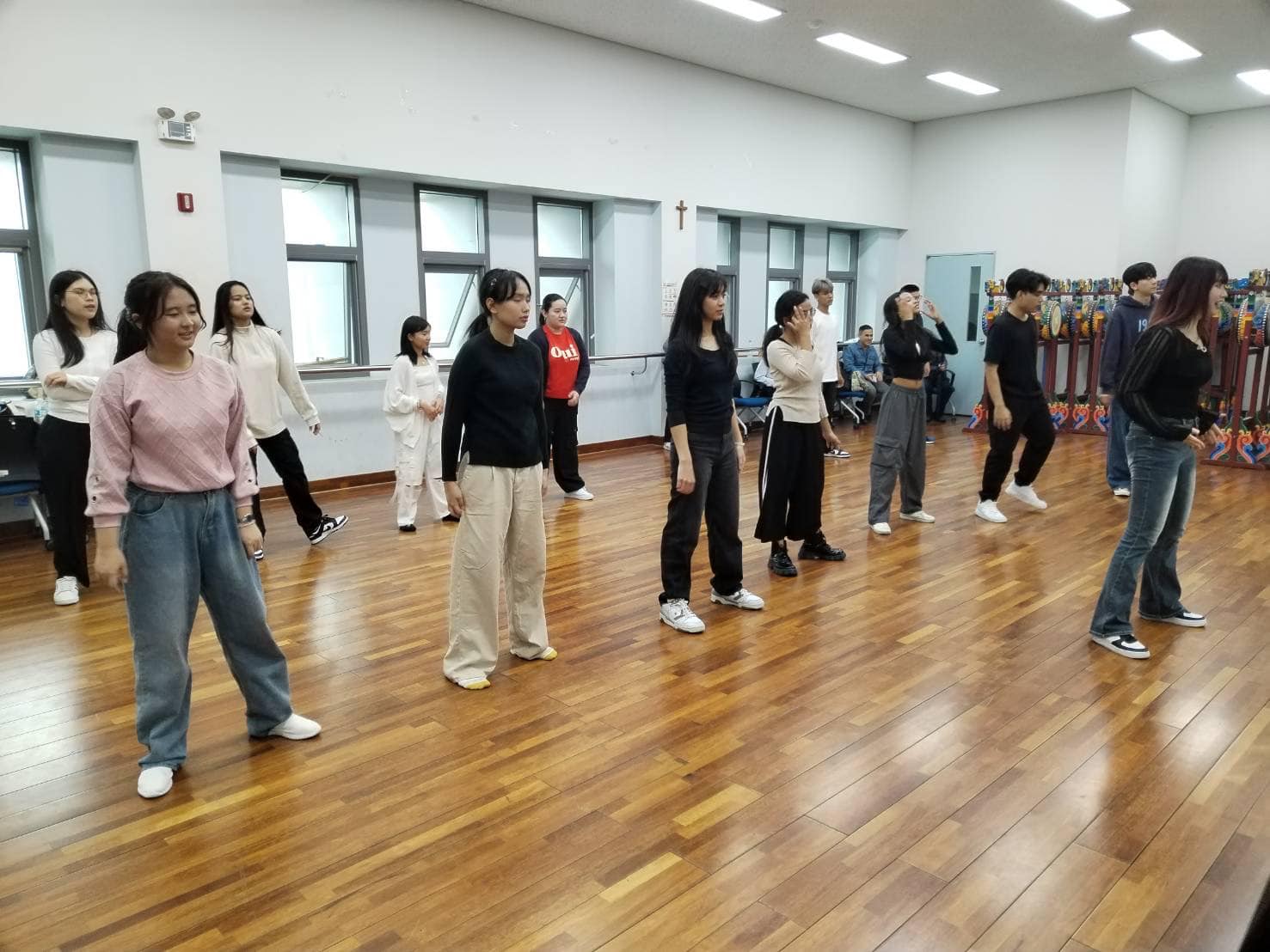 นิสิต​คณะศึกษา​ศาสตร์ มหา​วิทยาลัย​ทักษิณ​  นักเรียนโรงเรียน​วรนารีเฉลิม  และนักเรียน​โรงเรียน​ มอ.วิทยา​นุสรณ์  เข้าเรียนรู้​และฝึก​ปฏิบัติ​ทักษะการเต้น​ K-POP