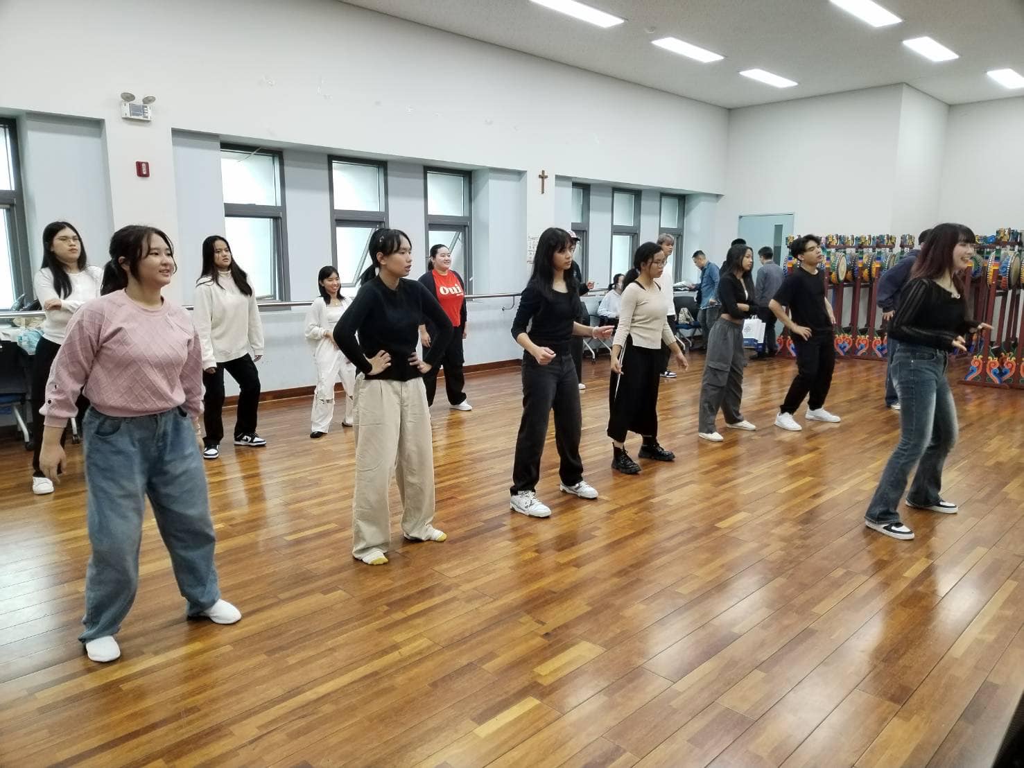 นิสิต​คณะศึกษา​ศาสตร์ มหา​วิทยาลัย​ทักษิณ​  นักเรียนโรงเรียน​วรนารีเฉลิม  และนักเรียน​โรงเรียน​ มอ.วิทยา​นุสรณ์  เข้าเรียนรู้​และฝึก​ปฏิบัติ​ทักษะการเต้น​ K-POP