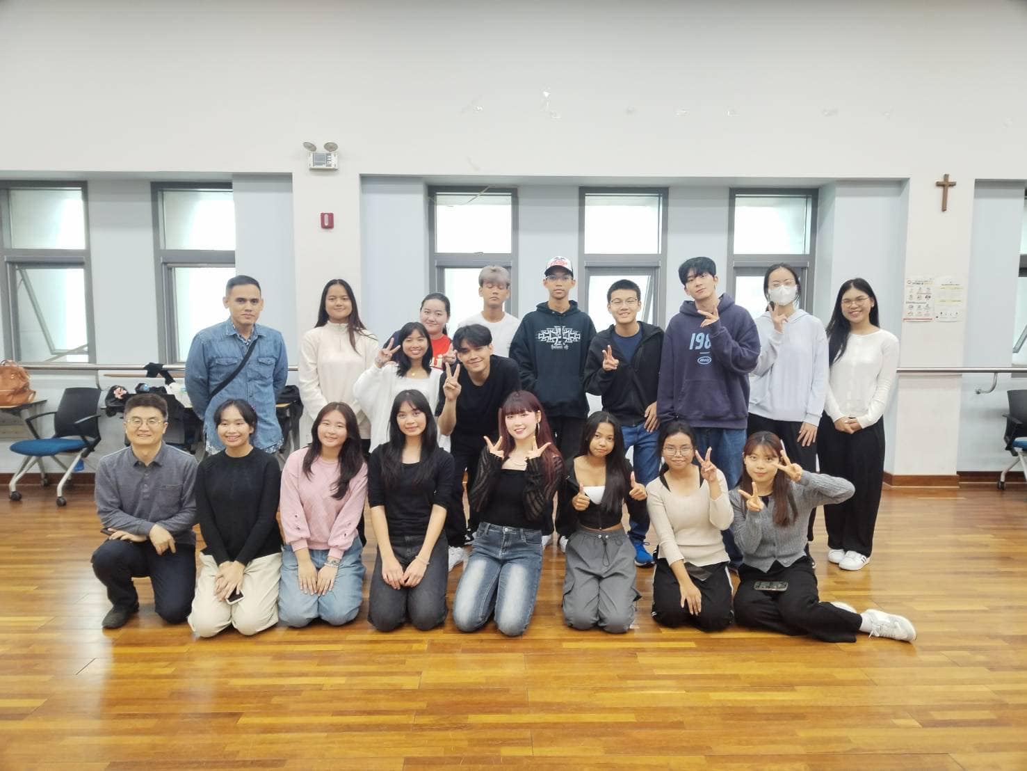 นิสิต​คณะศึกษา​ศาสตร์ มหา​วิทยาลัย​ทักษิณ​  นักเรียนโรงเรียน​วรนารีเฉลิม  และนักเรียน​โรงเรียน​ มอ.วิทยา​นุสรณ์  เข้าเรียนรู้​และฝึก​ปฏิบัติ​ทักษะการเต้น​ K-POP