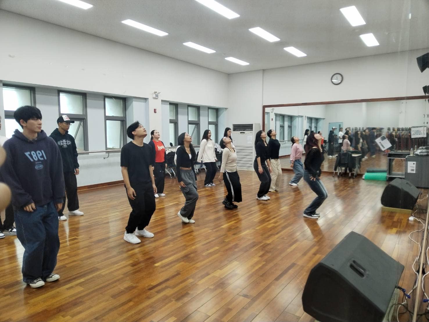 นิสิต​คณะศึกษา​ศาสตร์ มหา​วิทยาลัย​ทักษิณ​  นักเรียนโรงเรียน​วรนารีเฉลิม  และนักเรียน​โรงเรียน​ มอ.วิทยา​นุสรณ์  เข้าเรียนรู้​และฝึก​ปฏิบัติ​ทักษะการเต้น​ K-POP
