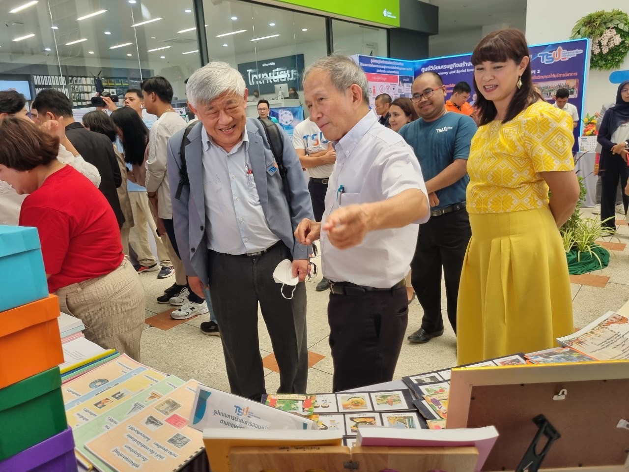 นิทรรศการนำเสนอผลงานหน่วยวิจัยชุมชนการเรียนรู้ทางวิชาชีพบนพื้นที่นวัตกรรม คณะศึกษาศาสตร์