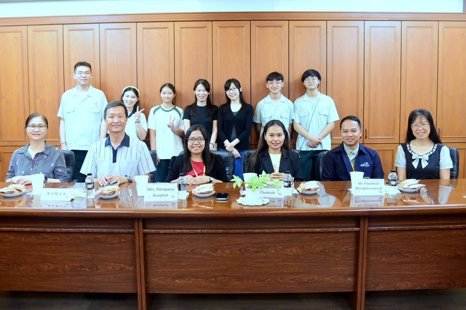 ผู้ช่วยศาสตราจารย์ ดร.วิทวัฒน์ ขัตติยะมาน  คณบดีคณะศึกษาศาสตร์​ คณะศึกษาศาสตร์ รับมอบของที่ระลึกจาก "Chiao Tai High School"
