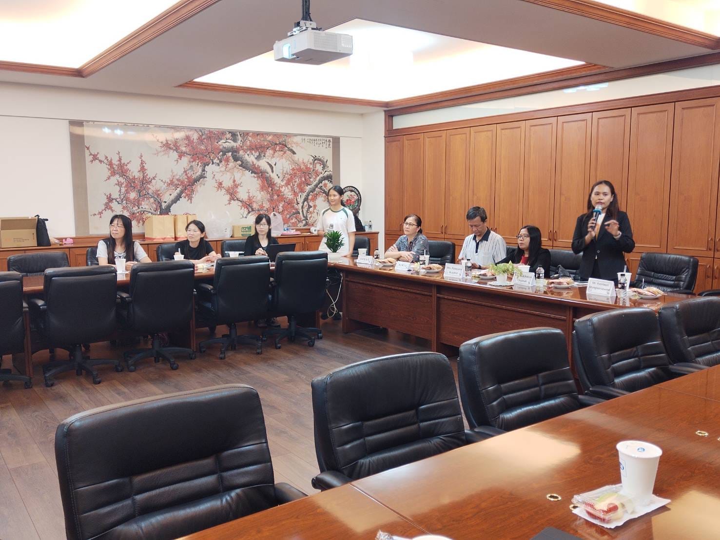 ผู้ช่วยศาสตราจารย์ ดร.วิทวัฒน์ ขัตติยะมาน  คณบดีคณะศึกษาศาสตร์​ คณะศึกษาศาสตร์ รับมอบของที่ระลึกจาก "Chiao Tai High School"