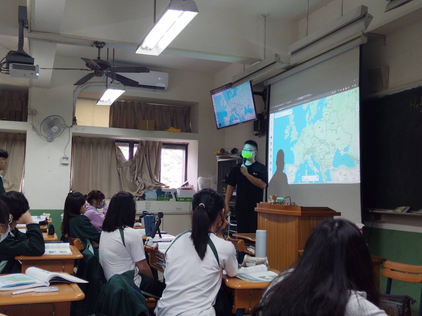 ผู้ช่วยศาสตราจารย์ ดร.วิทวัฒน์ ขัตติยะมาน  คณบดีคณะศึกษาศาสตร์​ คณะศึกษาศาสตร์ รับมอบของที่ระลึกจาก "Chiao Tai High School"