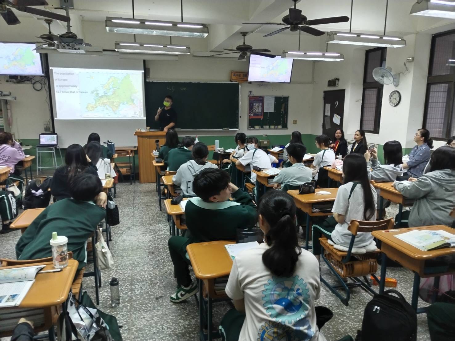ผู้ช่วยศาสตราจารย์ ดร.วิทวัฒน์ ขัตติยะมาน  คณบดีคณะศึกษาศาสตร์​ คณะศึกษาศาสตร์ รับมอบของที่ระลึกจาก "Chiao Tai High School"