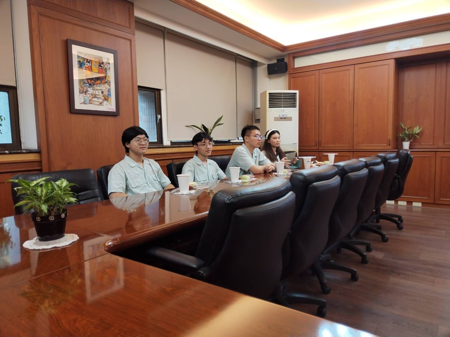 ผู้ช่วยศาสตราจารย์ ดร.วิทวัฒน์ ขัตติยะมาน  คณบดีคณะศึกษาศาสตร์​ คณะศึกษาศาสตร์ รับมอบของที่ระลึกจาก "Chiao Tai High School"