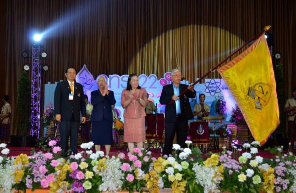 รองศาสตราจารย์ ดร.นิรันดร์ จุลทรัพย์ รองคณบดีฝ่ายวิจัยและประกันคุณภาพ คณะศึกษาศาสตร์ รับมอบธงต่อจากม