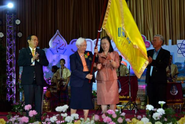รองศาสตราจารย์ ดร.นิรันดร์ จุลทรัพย์ รองคณบดีฝ่ายวิจัยและประกันคุณภาพ คณะศึกษาศาสตร์ รับมอบธงต่อจากม