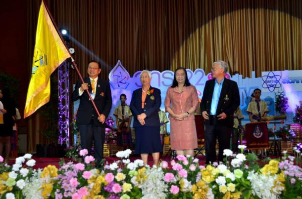 รองศาสตราจารย์ ดร.นิรันดร์ จุลทรัพย์ รองคณบดีฝ่ายวิจัยและประกันคุณภาพ คณะศึกษาศาสตร์ รับมอบธงต่อจากม