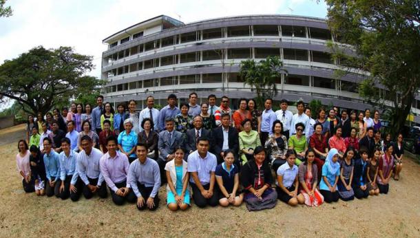 คณะผู้บริหาร อดีตคณาจารย์ คณาจารย์ และบุคลากร ร่วมกันถ่ายภาพเป็นที่ระลึก