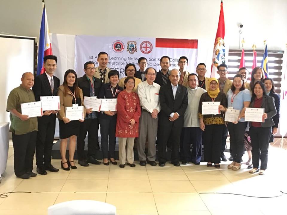 นายฐิติพงศ์ พรหมม่วง นิสิตวิชาเอกภาษาอังกฤษ ชั้นปีที่ 5 คณะศึกษาศาสตร์ มหาวิทยาลัยทักษิณ ร่วมนำเสนอผลงานการวิจัยในการประชุมวิชาการระดับนานาชาติ ASEAN Learning Network - San Beda College Social Enterprise for Economic Development International Conference