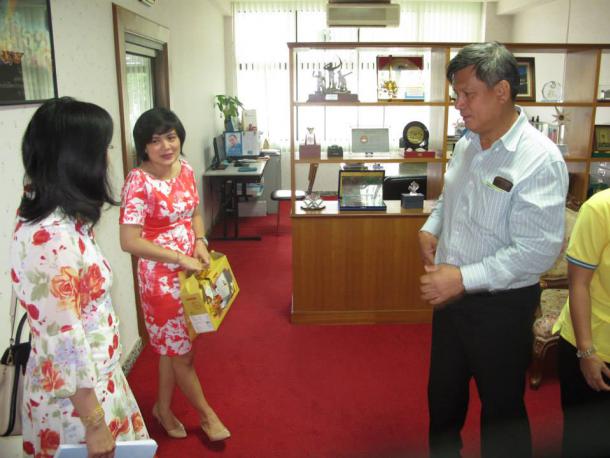 ผู้บริหารคณะศึกษาศาสตร์มอบกระเช้าอวยพรปีใหม่อธิการบดี
