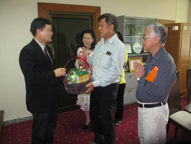 ผู้บริหารคณะศึกษาศาสตร์มอบกระเช้าอวยพรปีใหม่อธิการบดี