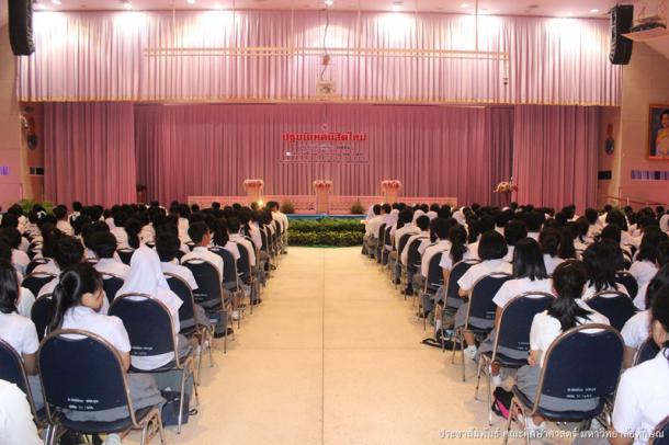 ผู้บริหาร อาจารย์ คณะศึกษาศาสตร์ ร่วมโครงการปฐมนิเทศนิสิตใหม่ ประจำปีการศึกษา 2558
