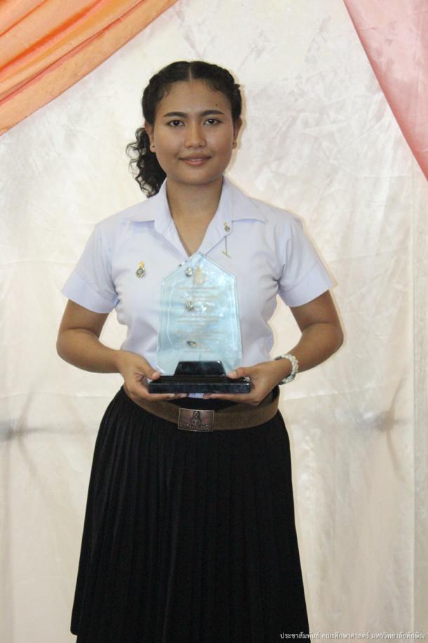 ขอแสดงความยินดีกับนายชัชชานนท์ พลฤทธิ์ นางสาววีรยา ศรีระบาย นิสิตชั้นปีที่ 1 วิชาเอกภาษาไทย ได้รับรางวัลรองชนะเลิศอันดับ 1  การประกวดบทร้อยกรอง