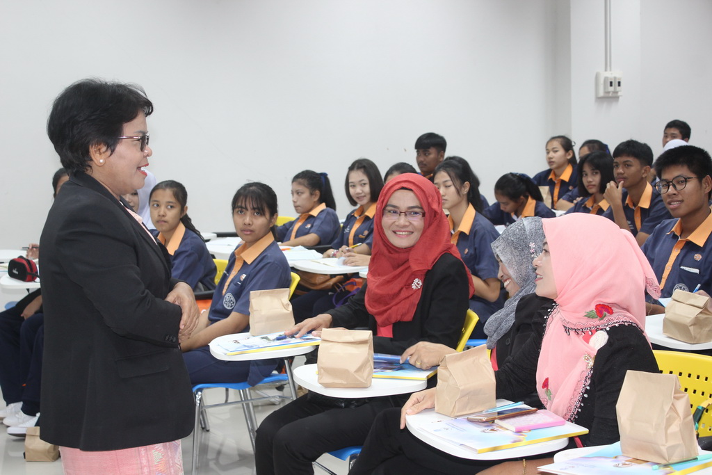 ศึกษาดูงานเกี่ยวกับการจัดการเรียนการสอนและระเบียบการรับนักศึกษาของสาขาวิชาต่างๆในคณะศึกษาศาสตร์