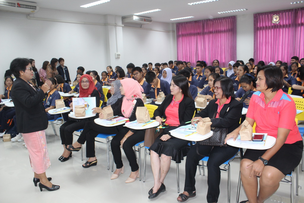 ศึกษาดูงานเกี่ยวกับการจัดการเรียนการสอนและระเบียบการรับนักศึกษาของสาขาวิชาต่างๆในคณะศึกษาศาสตร์