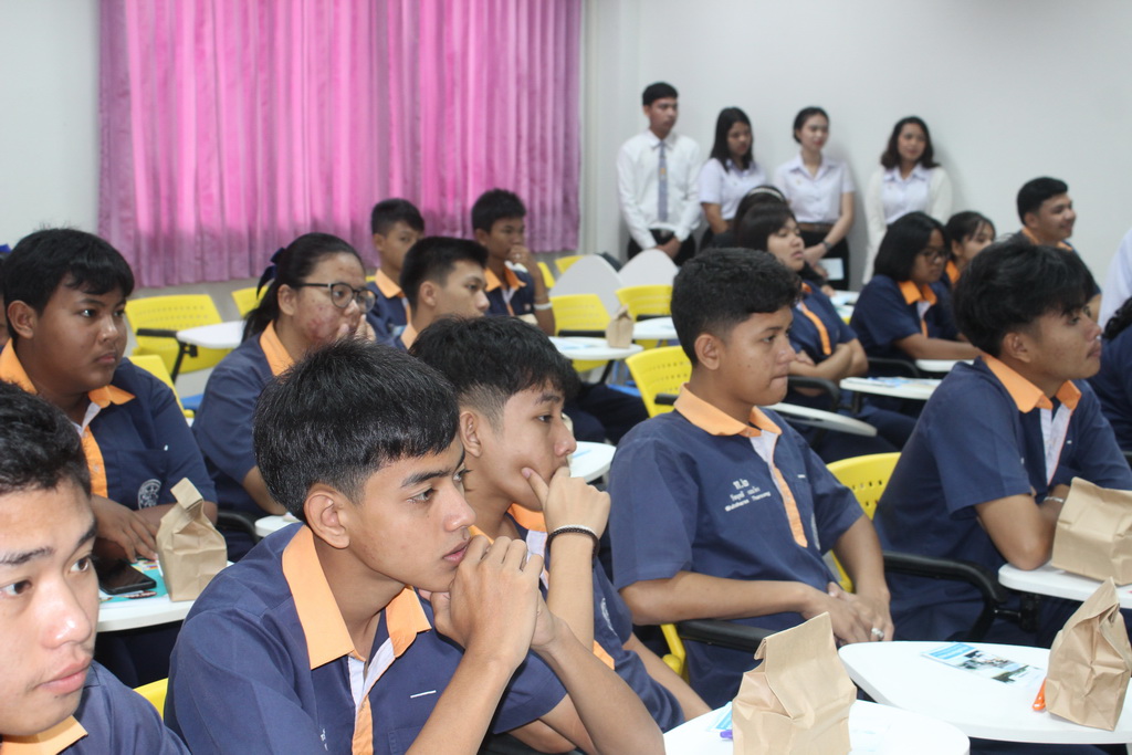 ศึกษาดูงานเกี่ยวกับการจัดการเรียนการสอนและระเบียบการรับนักศึกษาของสาขาวิชาต่างๆในคณะศึกษาศาสตร์