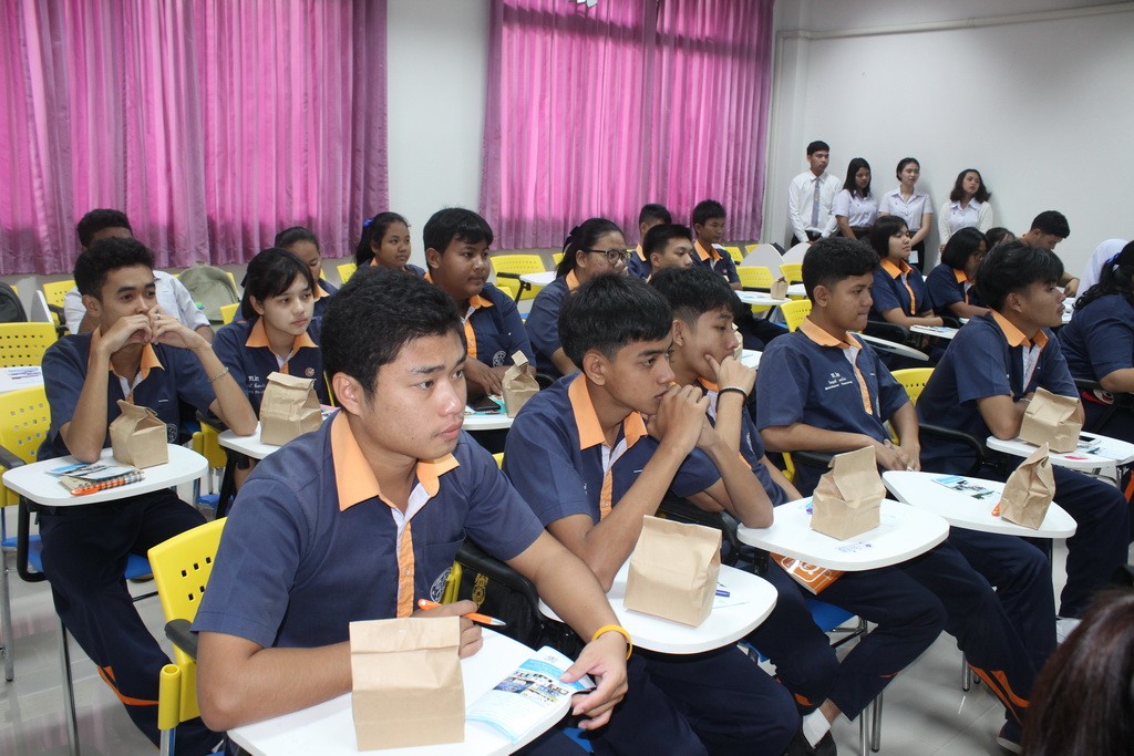 ศึกษาดูงานเกี่ยวกับการจัดการเรียนการสอนและระเบียบการรับนักศึกษาของสาขาวิชาต่างๆในคณะศึกษาศาสตร์