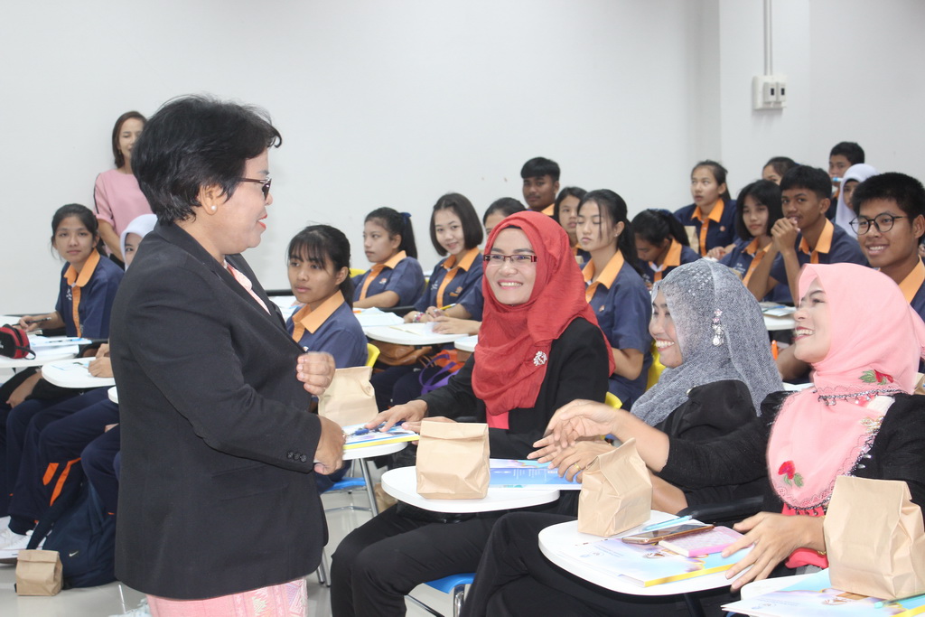 ศึกษาดูงานเกี่ยวกับการจัดการเรียนการสอนและระเบียบการรับนักศึกษาของสาขาวิชาต่างๆในคณะศึกษาศาสตร์
