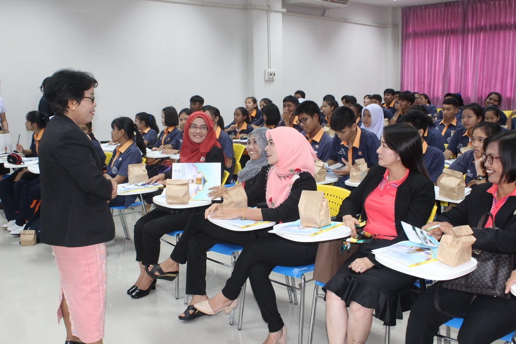 ศึกษาดูงานเกี่ยวกับการจัดการเรียนการสอนและระเบียบการรับนักศึกษาของสาขาวิชาต่างๆในคณะศึกษาศาสตร์