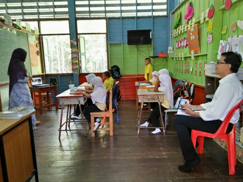 การนิเทศติดตามและประเมินผลการสอนของ “โครงการพัฒนาศักยภาพโรงเรียนในพระราชดำริและโรงเรียนขาดแคลนในเขตพื้นที่การศึกษา 4 จังหวัดภาคใต้”