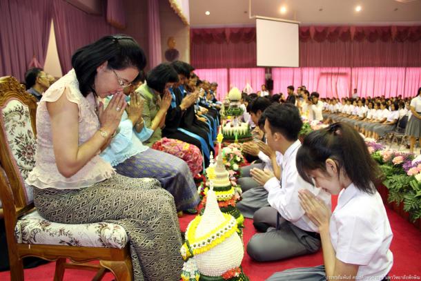 พิธีไหว้ครู ประจำปีการศึกษา 2559 "อุรุน้อม พร้อมหัตถา วันทาครู"