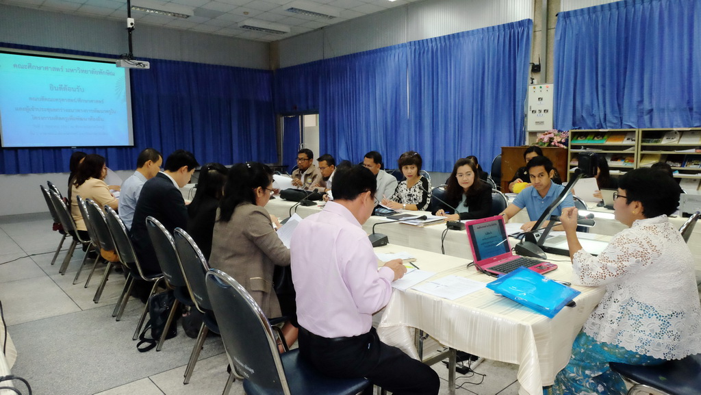 การประชุมพิจารณายกร่างแนวทางการพัฒนาครูในโครงการผลิตครูเพื่อพัฒนาท้องถิ่นระยะการเข้าสู่วิชาชีพ (Induction Period) ของสถาบันเครือข่ายภาคใต้ตอนล่าง