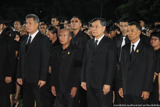 ผู้บริหาร คณาจารย์ บุคลากร และนิสิตคณะศึกษาศาสตร์ ร่วมพิธีน้อมรำลึกในพระมหากรุณาธิคุณ พระบาทสมเด็จพระปรมินทรมหาภูมิพลอดุลยเดช