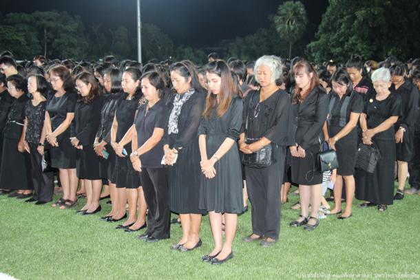 ผู้บริหาร คณาจารย์ บุคลากร และนิสิตคณะศึกษาศาสตร์ ร่วมพิธีน้อมรำลึกในพระมหากรุณาธิคุณ พระบาทสมเด็จพระปรมินทรมหาภูมิพลอดุลยเดช